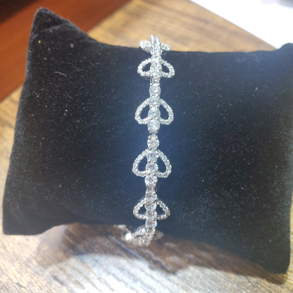 Tennis Bracelet with Diamond Heart & Round Diamond in 14kt White Gold image 8